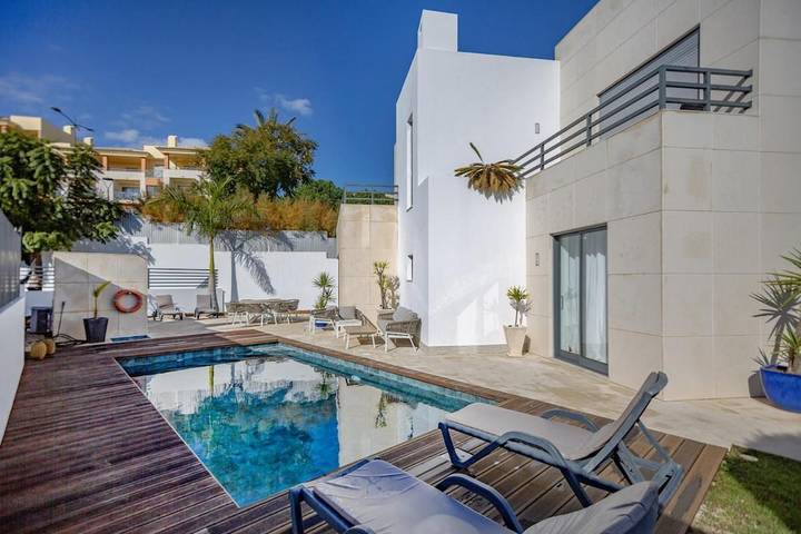 Ferienwohnung für 10 Personen, mit Balkon und Whirlpool sowie Terrasse und Garten in Cas Catala