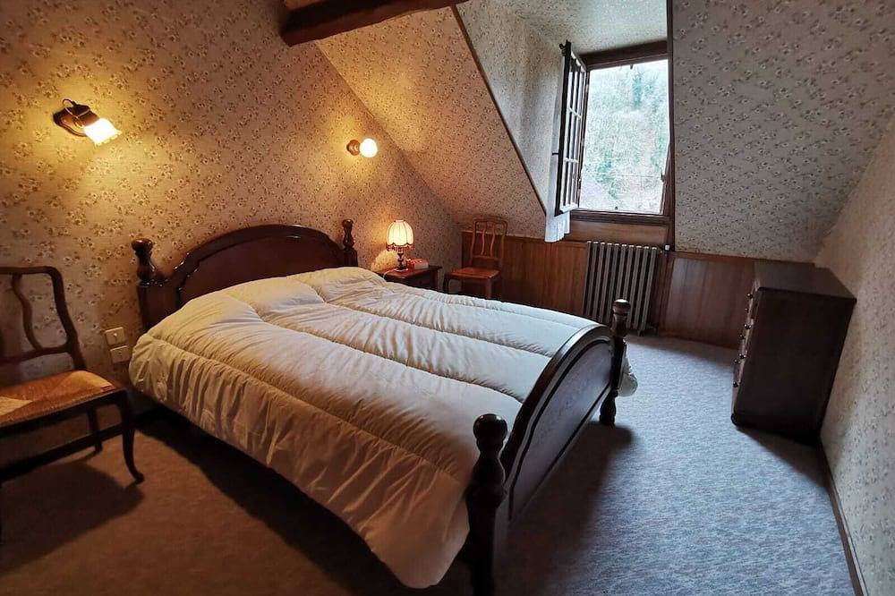 Mountain house in the heart of the village in the upper Aspe Valley in Urdos, Béarn