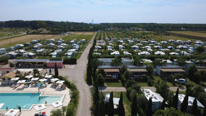 Camping für 7 Personen, mit Garten und Kinderpool sowie Pool und Ausblick in Cecina