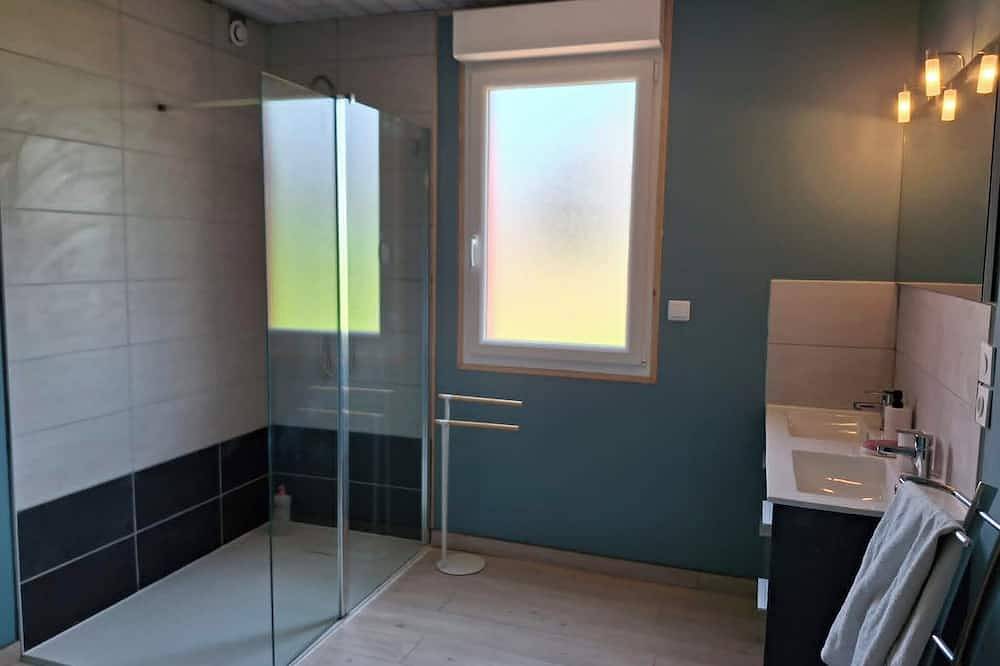 Contemporary wooden house \"chez Fan-Fan\" spacious and pleasant. in Bourges, Región de Bourges