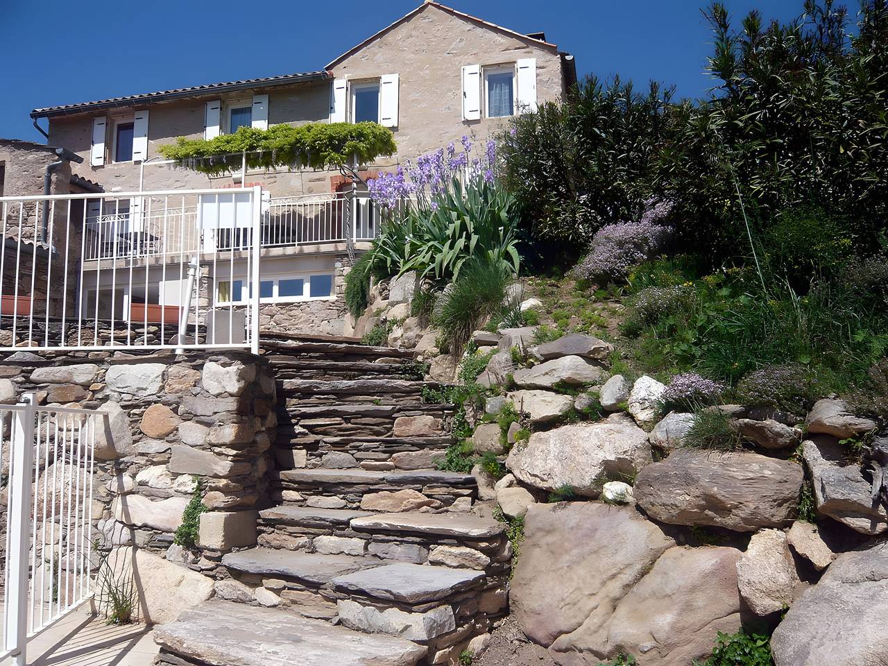 Maison de vacances « La Maison De Delphine » avec vue montagne, piscine privée et terrasse in Saint-Martin-de-l'Arçon, Région de Béziers