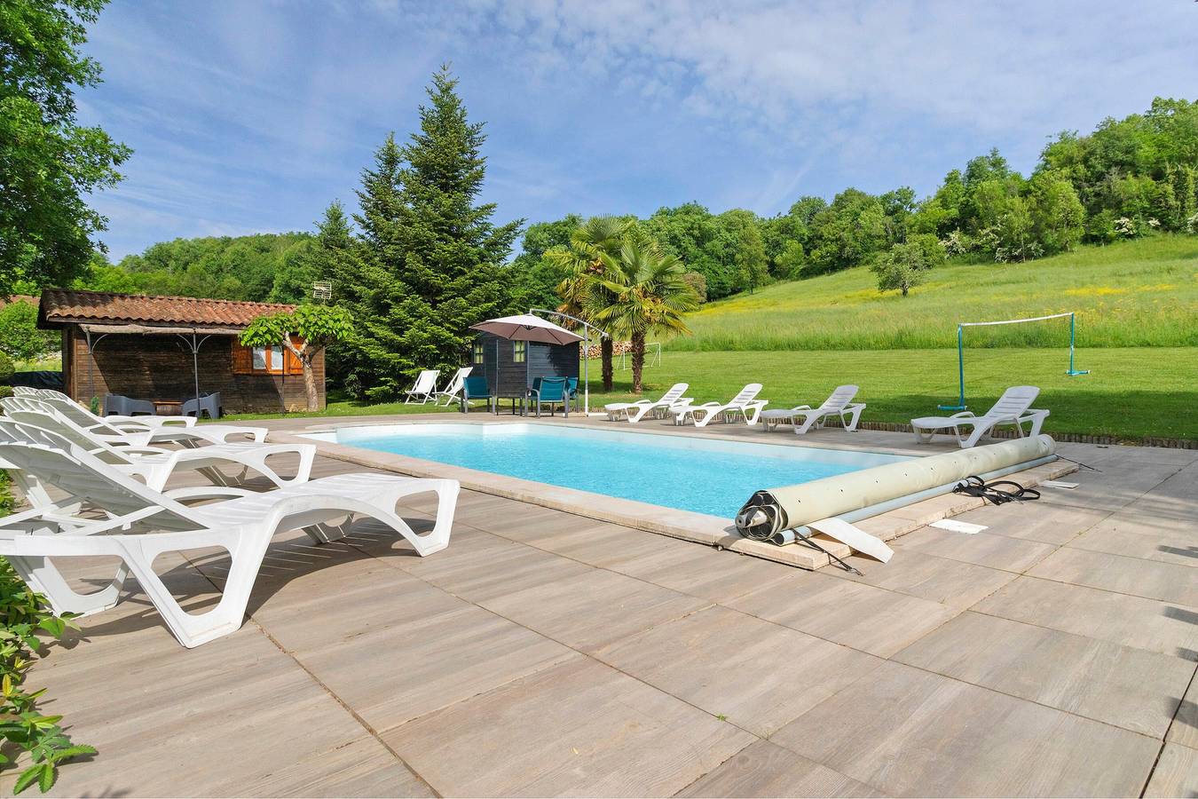 Gîte « Le Séchoir Numéro Deux » avec piscine partagée, Wi-Fi et climatisation in Les Quatre-Routes-du-Lot, Lot