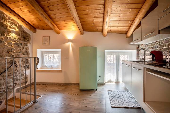 Appartamento intero, Appartamento per vacanze Gufo con balcone, piscina condivisa e Wi-Fi in Tremosine, Prealpi Gardesane