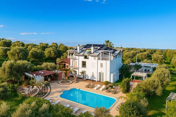 Villa per 12 persone, con piscina e sauna nonché idromassaggio e giardino, adatto a famiglie con bambini - 1