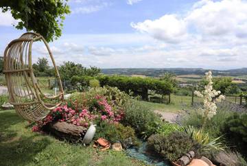 Location de vacances pour 4 personnes, avec jardin et vue, adapté aux familles à Châteauneuf-de-Galaure