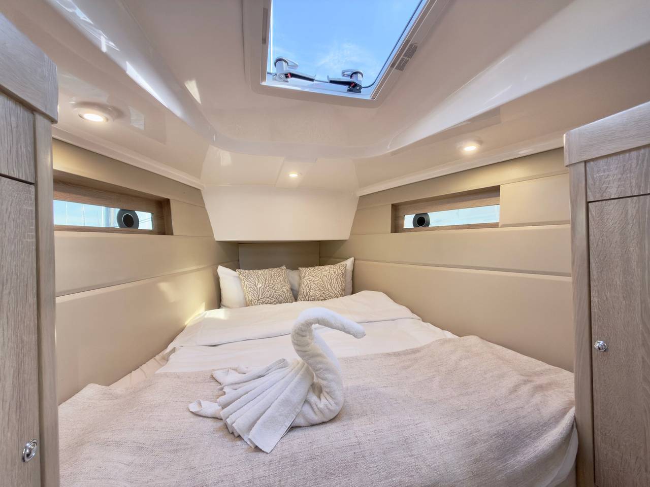 Hausboot Segelyacht Nui" auf dem Meer und Privat-Terrasse in Ostfehmarn, Burgtiefe Südstrand