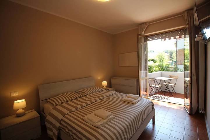 Appartamento intero, Beach House, 300 m dal mare, Marina di Massa, free bike, wifi, air conditioning in Marina di Massa, Massa