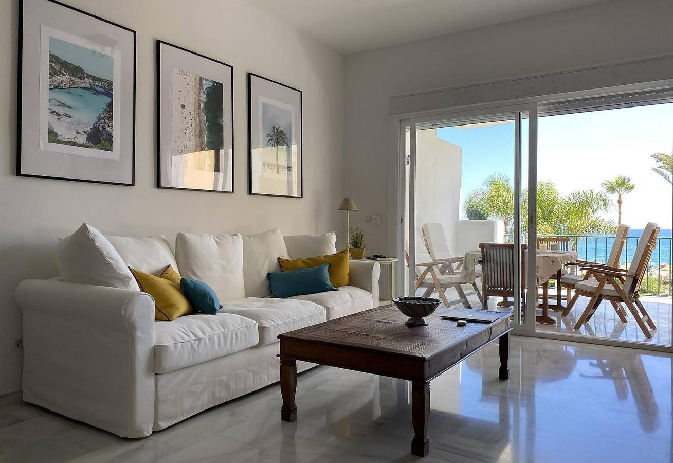 Entire apartment, Frontline Beach Apartment with Sea View, Pool, Wi-Fi, A/C, Terrace & Garden in La Cala de Mijas, Mijas