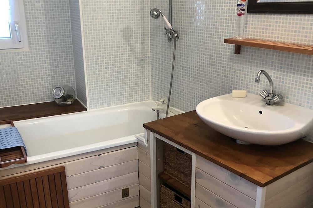 Small villa 2mn from the sea, fishing, (swimming pool )and family fun in La Bernerie-en-Retz, Côte de Jade