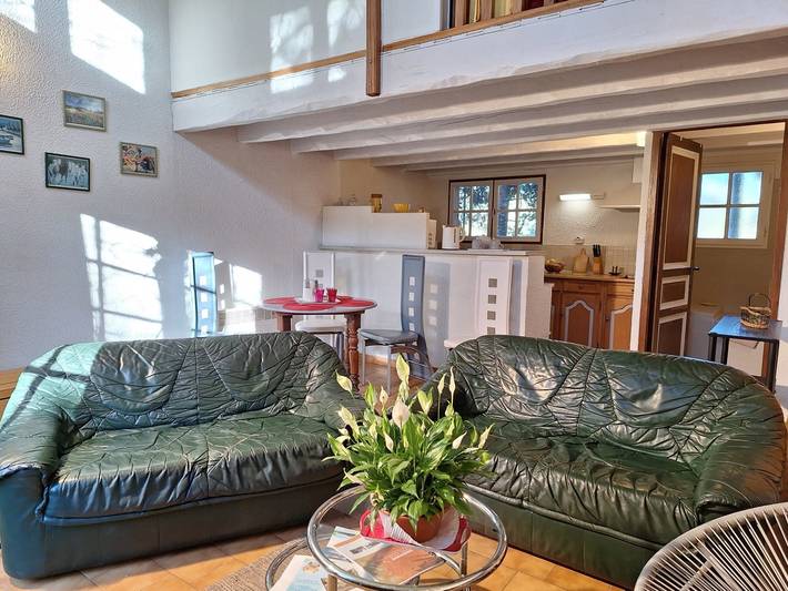 Gîte pour 3 personnes, avec terrasse et jardin ainsi que piscine et vue sur le lac, animaux acceptés