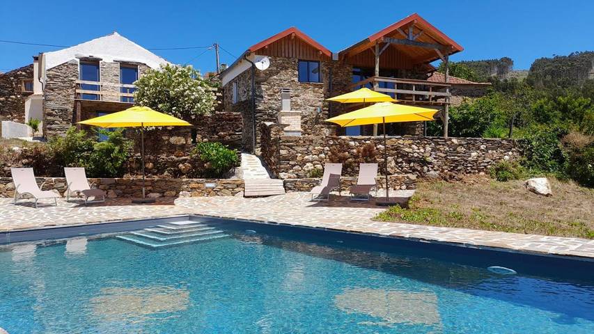 Cottage pour 8 personnes, avec piscine ainsi que jardin et vue dans Pala