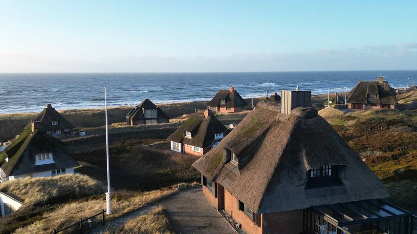 Traditionelles Friesenhaus unter Reet mit Meerblick in Nordfriesische Inseln (Schleswig-Holstein) (Schleswig-Holstein), Hörnum