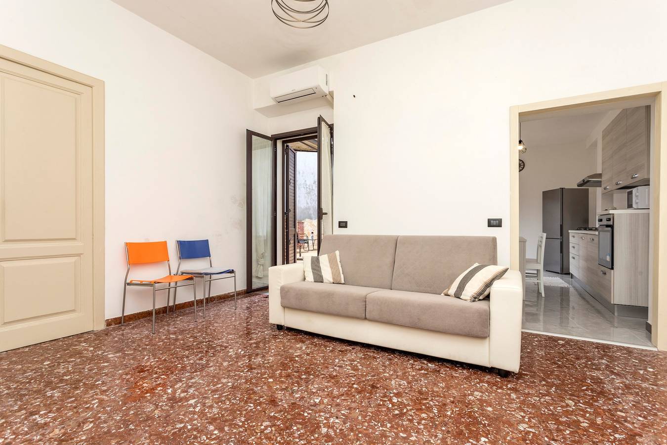 Apartamento inteiro, La Papuzzella – Apartamento espaçoso em Puntalazzo, Sicília, com terraço e vista in Puntalazzo, Mascali