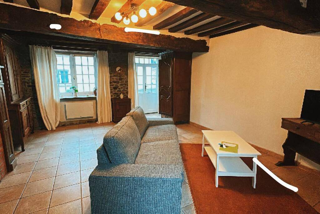 Two-Bedroom House in Isigny-le-Buat, Région d'Avranches