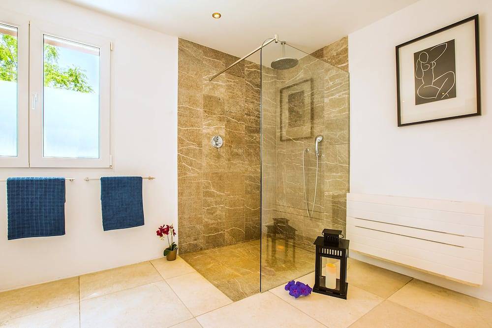 Casa Pura con vistas al mar: lujosa casa de vacaciones con bañera de hidromasaje y conexión inalámbrica a internet gratuita in Cala Blava, Lluchmayor