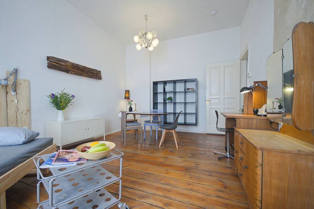 Ganze Wohnung, Sanierte Altbauwohnung mit Wannenbad, separater Wohnküche und Waschmaschine in Moabit Berlin, Berlin