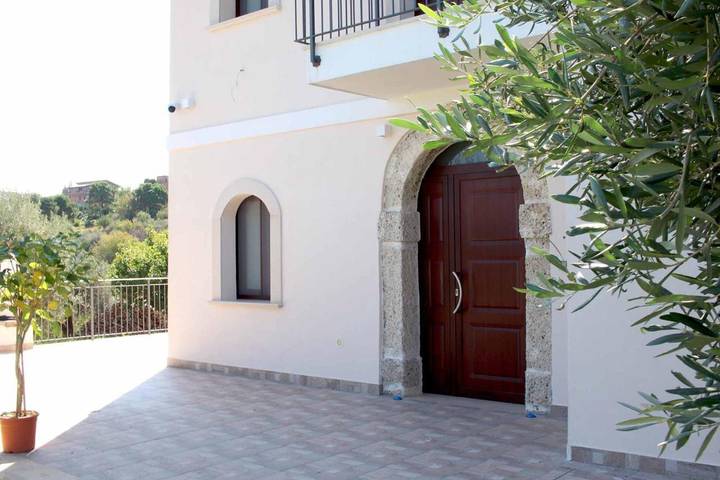 Alloggio in famiglia per 3 persone, con Terrazza e Giardino nonché Piscina e Panorama in Provincia di Messina