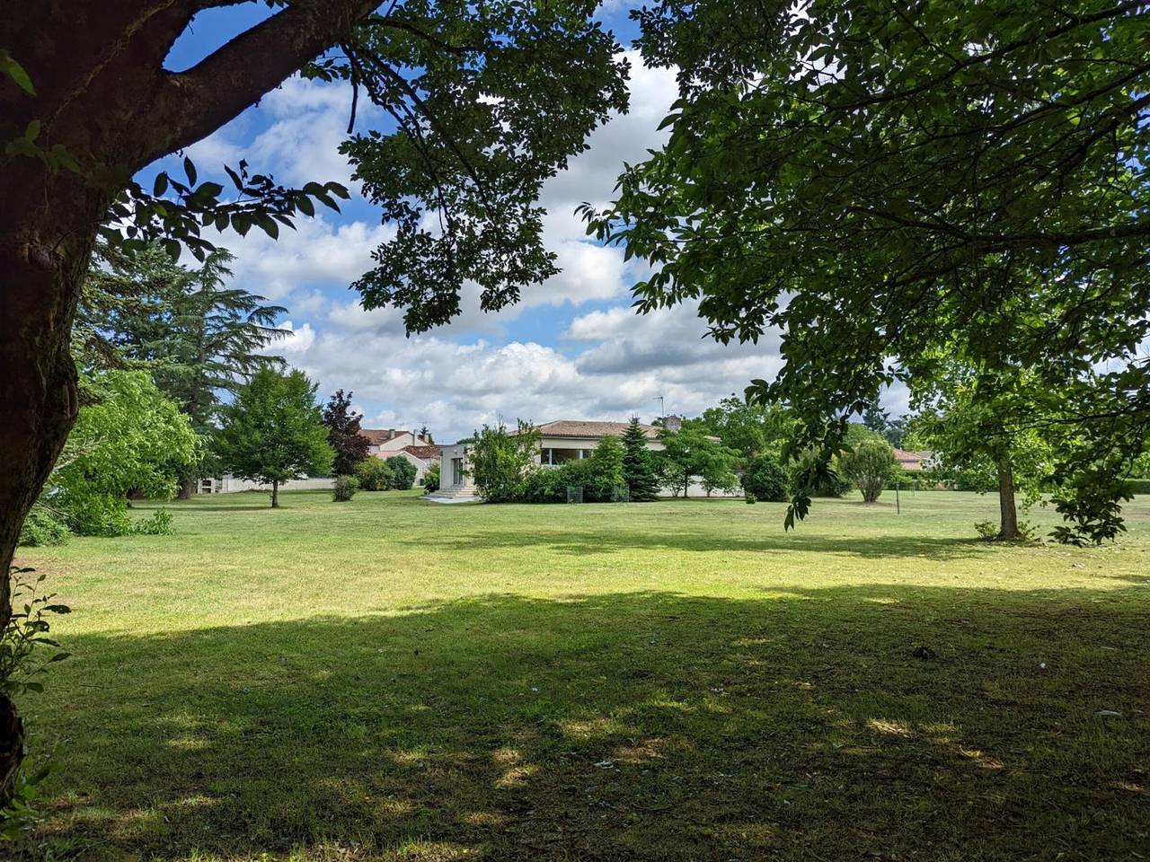 Hermosa casa con spa privado, jardín, se permiten mascotas y Wi-Fi in Agris, Charente