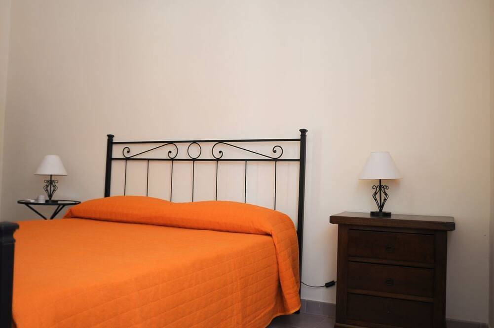 Apartamento inteiro, Villa Bruca is a two-family house consisting of two separate units.The proposed unit, Villa Bruca 2, includes a double bedroom with the option of adding one single bed, a spacious bathroom with a modern walk-in shower, and a kitchen-living area equipped in Marina di Caronia, Caronia
