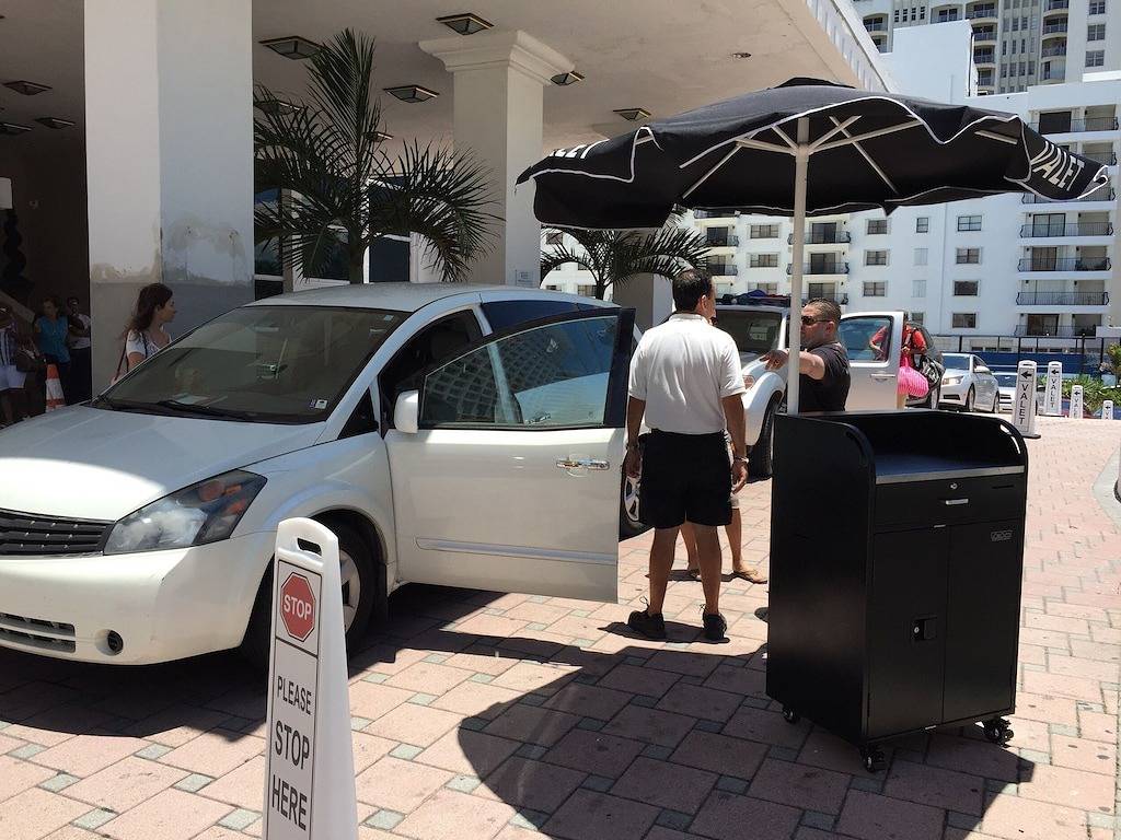 Ganze Wohnung, Sumptuous Beachfront Miami Beach Suite (2070 sq. Ft. / 192 m2) in Atlantic Heights, Miami Beach