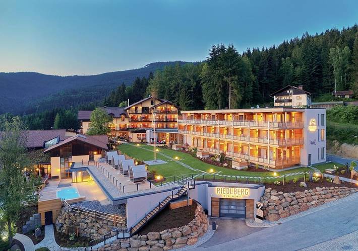 Hotel für 3 Personen, mit Balkon und Terrasse sowie Whirlpool und Garten in Drachselsried