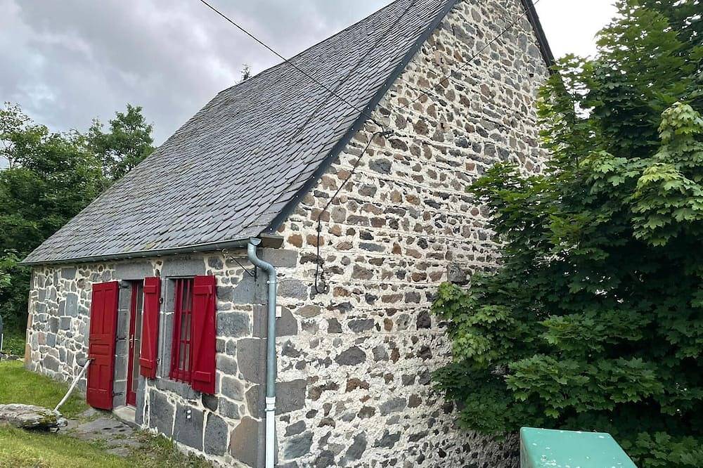 In Volcanoes National Park. Ideal for families with children. Sleeps 12 in Perpezat, Regionaler Naturpark Volcans d'Auvergne