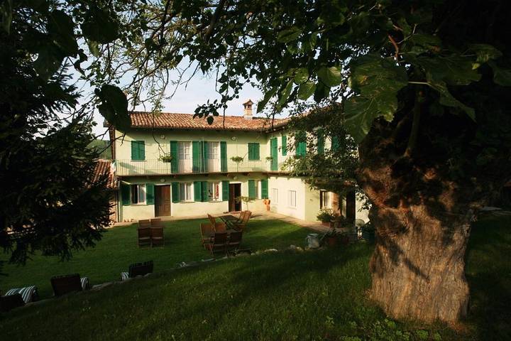 Casa vacanza per 2 persone, con Balcone e Idromassaggio nonché Giardino e Piscina a Barolo