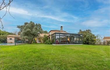 Gîte pour 8 personnes, avec piscine ainsi que terrasse et jardin à Montady