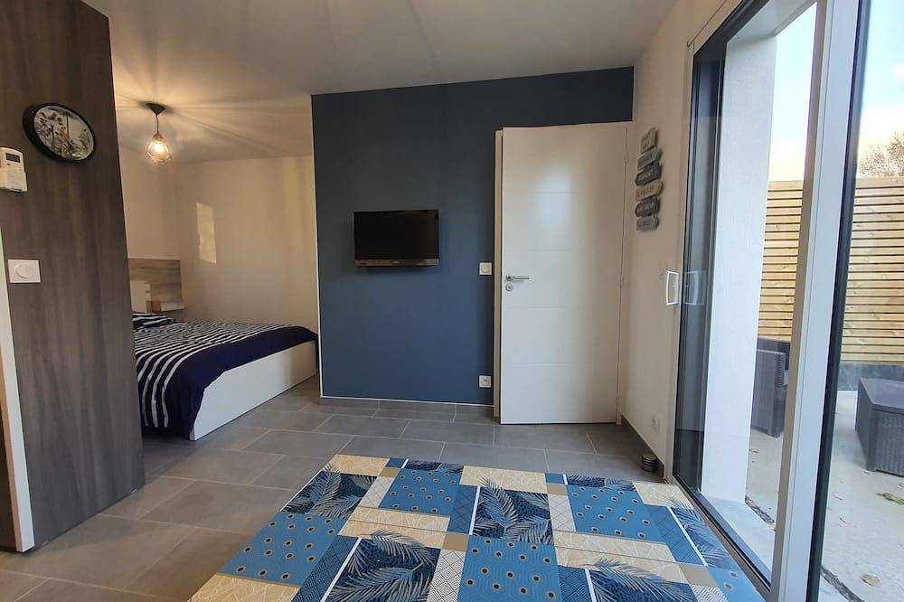 Appartement entier, Agréable micro maison (Studio) avec terrasse proche mer (5km) in Saint-Molf, Côte d'Amour