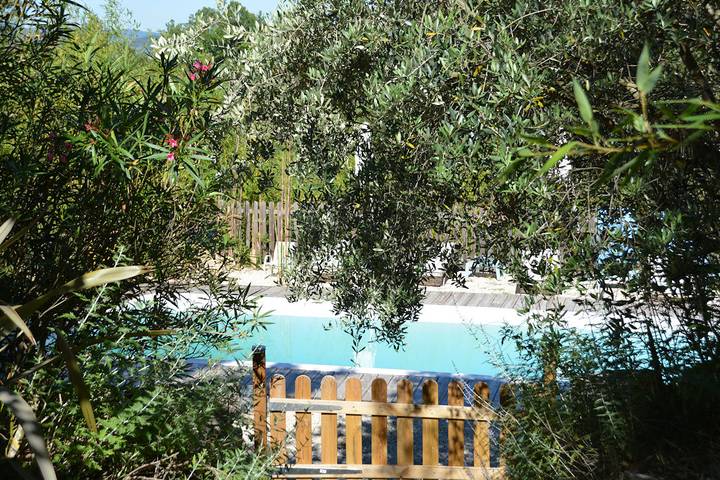 Gîte pour 4 personnes, avec jardin ainsi que terrasse et piscine à Barjac - 2