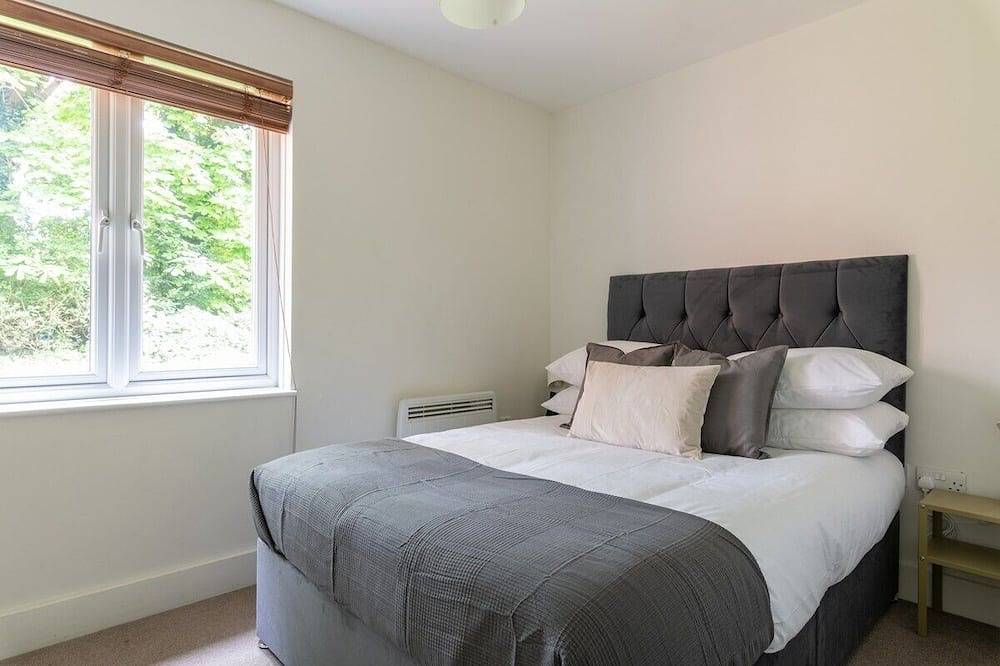Entire apartment, Modern Fully Furnished Apartment/ 2 Parking Spaces in Crawley, West Sussex
