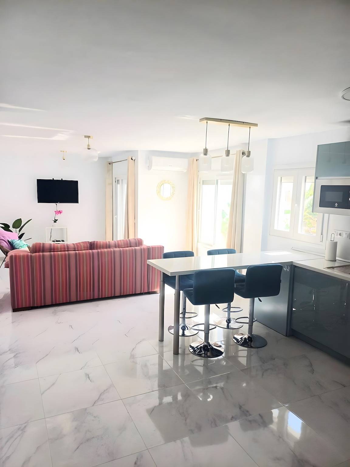 Entire apartment, Beautiful beachfront 2 bedroom apartment with garage, swimming pool, fast wifi, garden, 30m to beach in San Luis de Sabinillas, Manilva