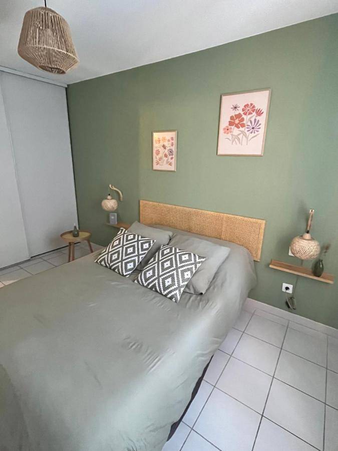 Appartement entier, Two-Bedroom Apartment in Port-de-Bouc, Côte méditerranéenne (France)