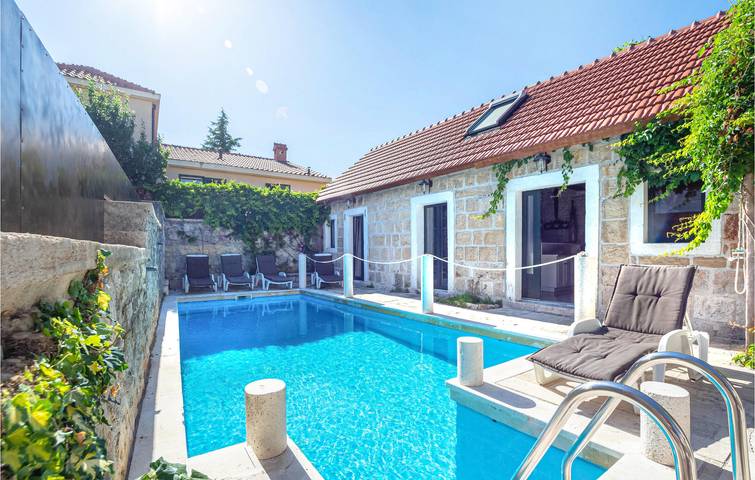 Charmante 2-Zimmer-Wohnung mit Pool und Terrasse im Stadtzentrum von Sinj in Sinj, Dalmatinisches Zagora