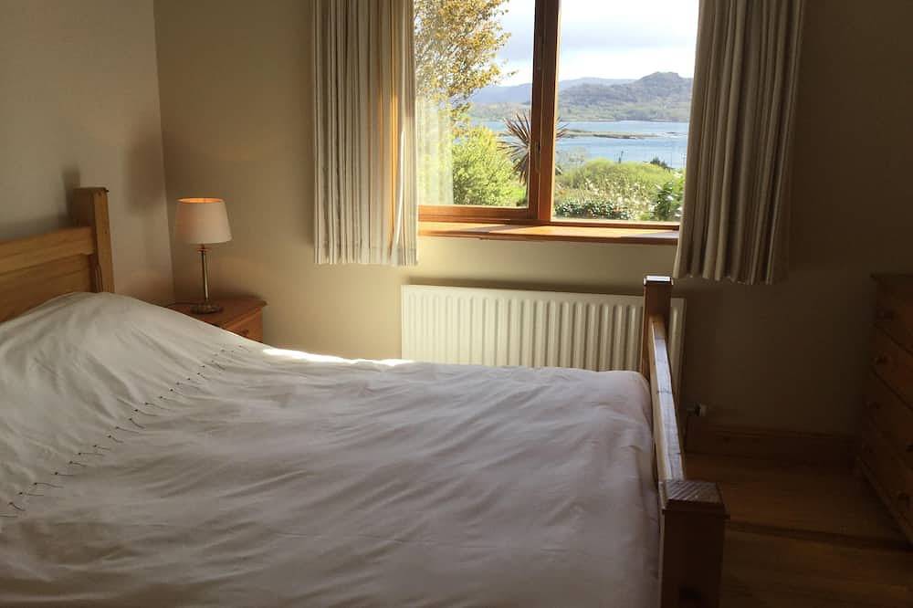 Pallas Lodge, Beara Peninsula, met uitzicht op Ardgroom Harbor en Kerry bergen in County Cork