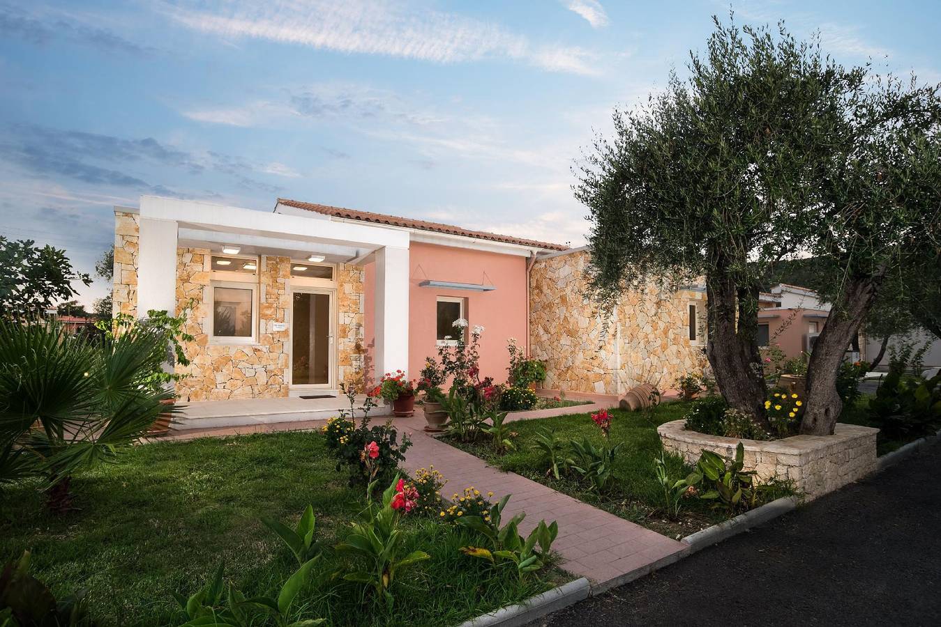 Villa Thalassa mit Schwimmbad und Garten in Moraitika, Korfu