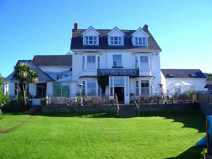 Bed and breakfast for 2 people, with pool and garden as well as terrace in South-Wales