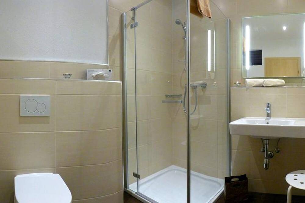 Dreibettzimmer \"Holzleiten\" mit Süd und Westbalkon - Pension Alpenhof - in Obsteig, Bezirk Imst