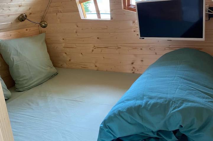 Enchanted cabin with shared pool/Spa and optional Kota grill in Loray, Französischer Jura