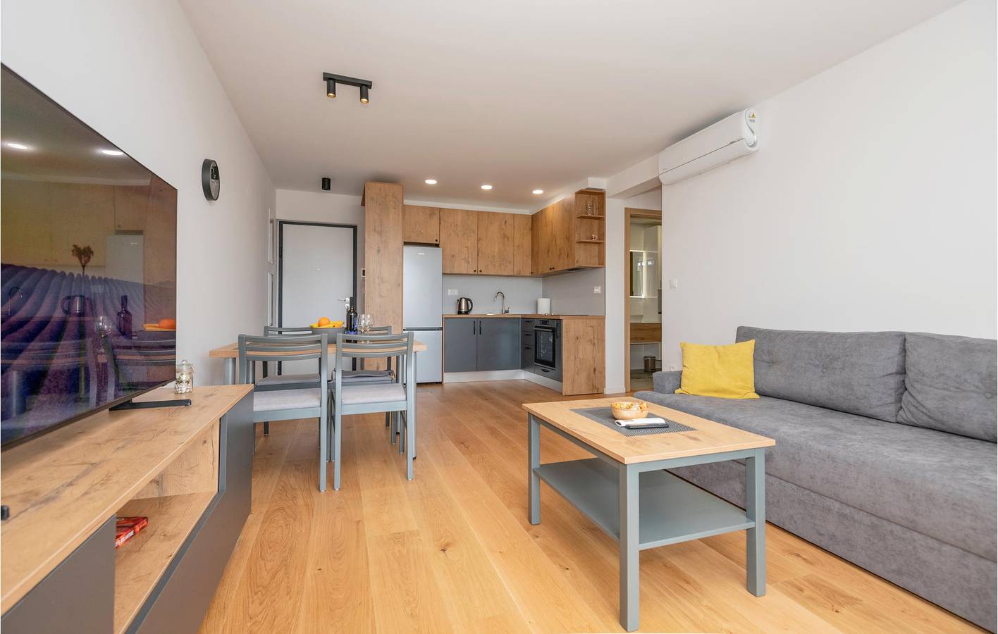 Appartement de vacances entier, Appartement confortable avec terrasse, à proximité de Makarska et de la plage in Makarska, Makarska riviera