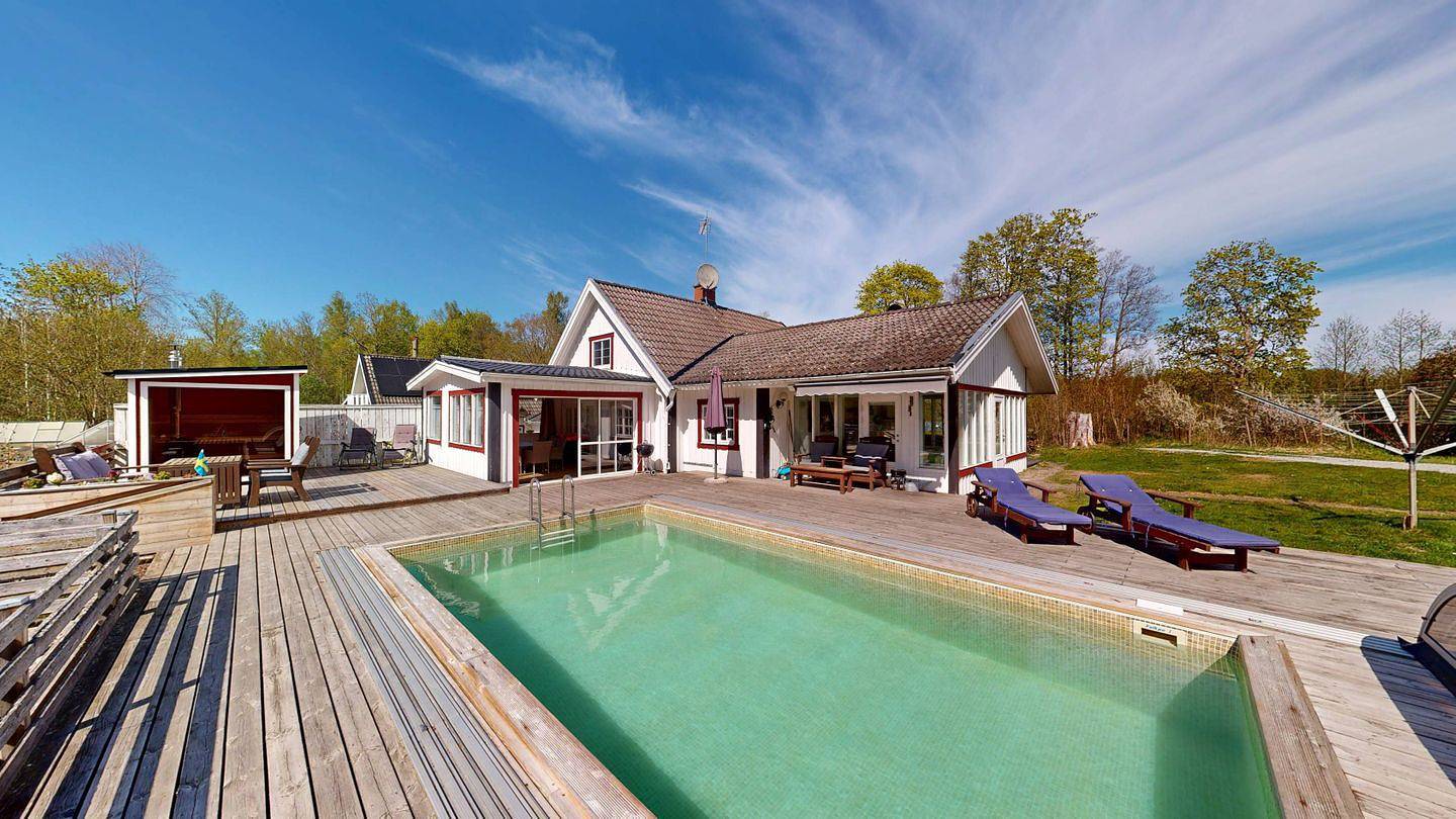 Villa Waldsee – Ferienhaus am See mit Pool, Hot Tub & Sauna in Småland in Emmaboda und Umgebung