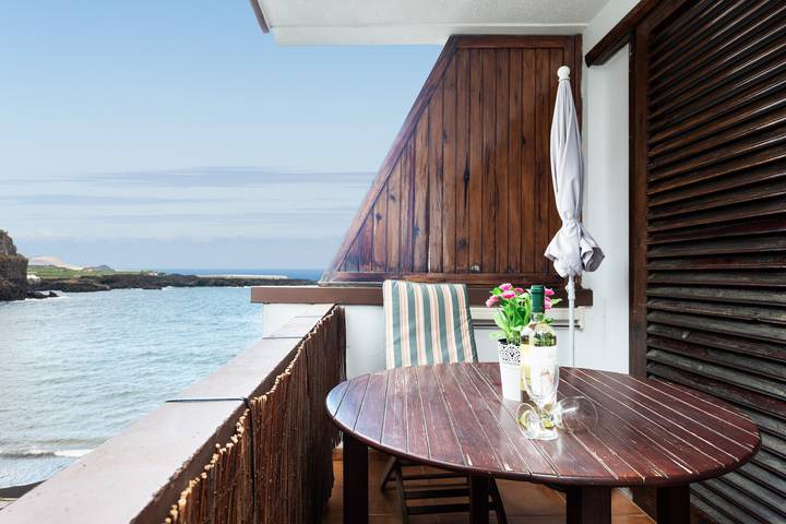 Entire apartment, Frontline apartment with sea view and free Wifi in San Marcos, North Tenerife