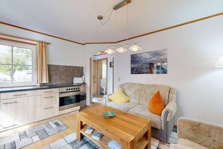 Kleines Ferienhaus für 2 Personen auf großem Grundstück in Binz in Binz, Rügen