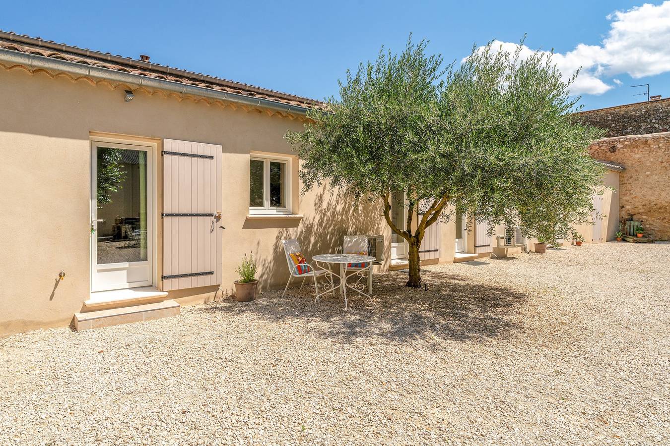 Gîte „L'atelier“ mit Gemeinschaftspool, Wlan und Klimaanlage in Saint-Victor-la-Coste, Nimes und Umgebung