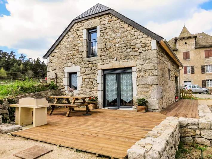 Location de vacances pour 8 personnes, avec piscine et jardin dans L'Aubrac