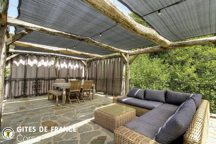 Gîte pour 2 personnes, avec Terrasse et Jardin ainsi que Piscine et Vue à Levie - 4