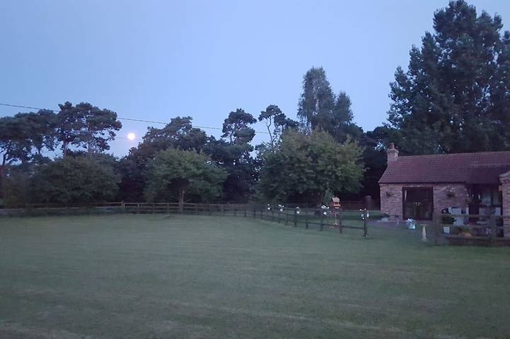 Escape to 'Woodpecker Cottage' at Hope Haven Retreat - Peace awaits! in Sherwood Forest, Nottinghamshire