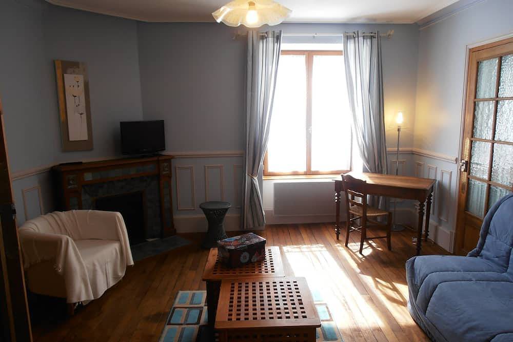 Grand gîte dans propriété arboré et proche centre ville in Decize, Nièvre
