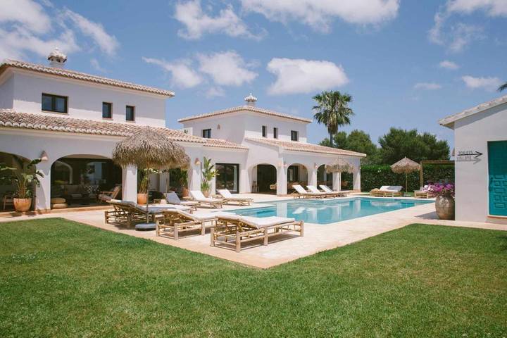Casa de huéspuedes para 16 personas, con piscina además de jardín y vistas en Jávea
