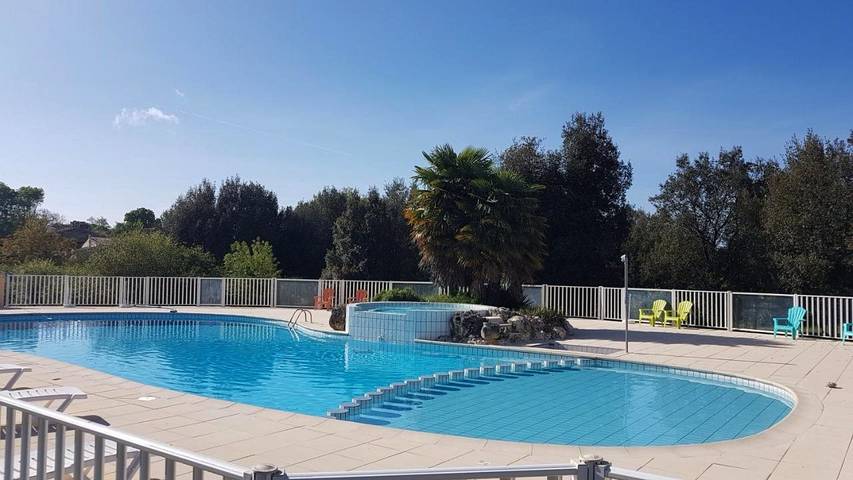 Hôtel pour 2 personnes, avec piscine ainsi que jardin et vue, animaux acceptés à Saint-Savinien - 2